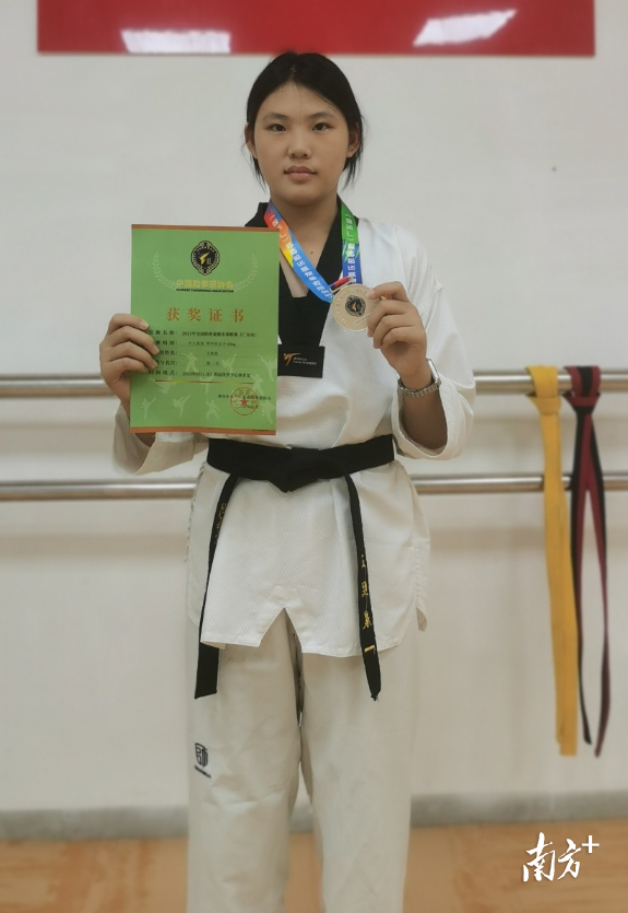 袍的王熙晨, https